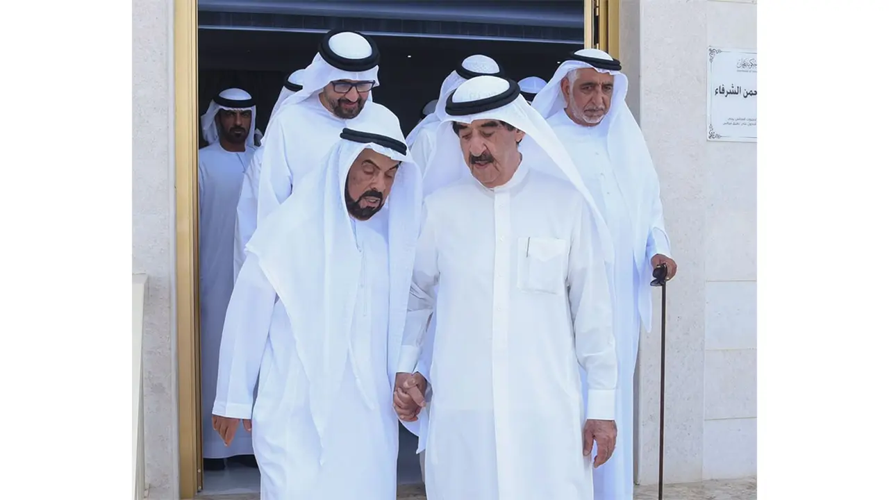 حاكم أم القيوين يعزي في وفاة منصور سيف الزعابي